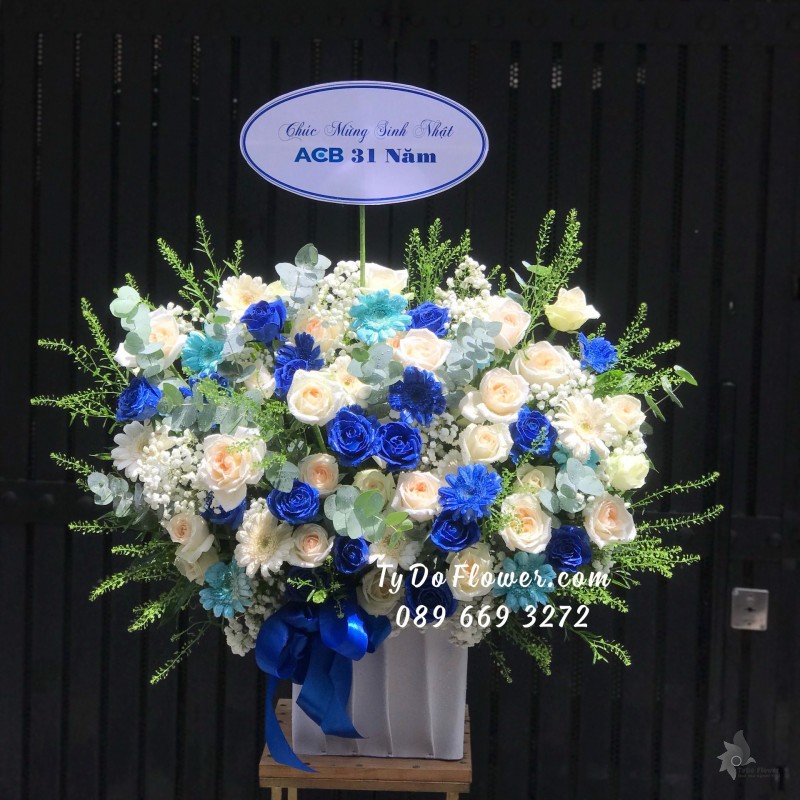 G06241645 GIỎ HOA CHÚC MỪNG SINH NHẬT thiết kế tông màu trắng xanh, chủ đạo Hoa Hồng Trắng Ohara White Roses