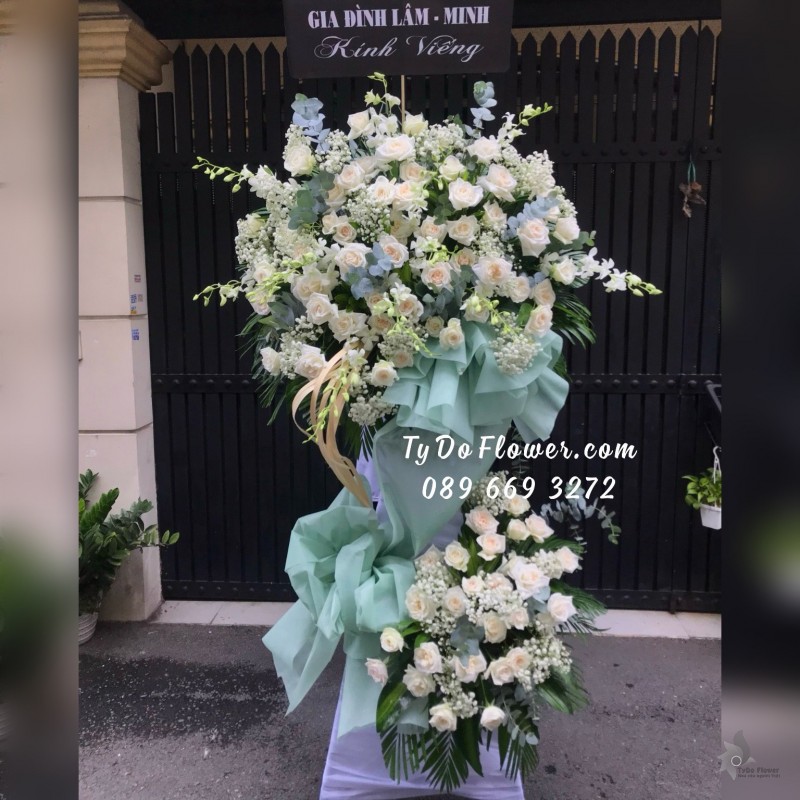KCB07241712 KỆ HOA TANG LỄ VÒNG HOA CHIA BUỒN Kính Viếng thiết kế Hoa Lan Trắng, Hoa Hồng Trắng Ohara White Roses