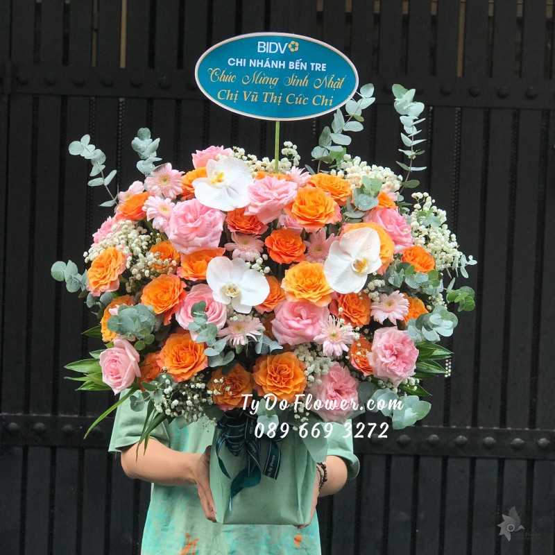 G07241720 GIỎ HOA CHÚC MỪNG SINH NHẬT thiết kế tông màu hồng cam, chủ đạo Hoa Hồng Cam Spirit Roses, Hoa Hồng Ohara Pink Roses