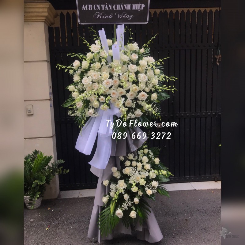 KCB07241735 KỆ HOA TANG LỄ VÒNG HOA CHIA BUỒN Hoa Kính Viếng thiết kế Hoa Lan Trắng, Hoa Hồng Trắng Ohara White Roses