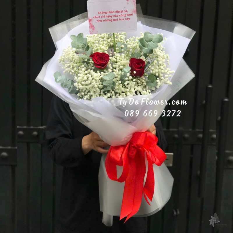 B08241780 BÓ HOA TÌNH YÊU thiết kế Hoa Baby Trắng, 2 Hoa Hồng Đỏ Ecuador Red Roses