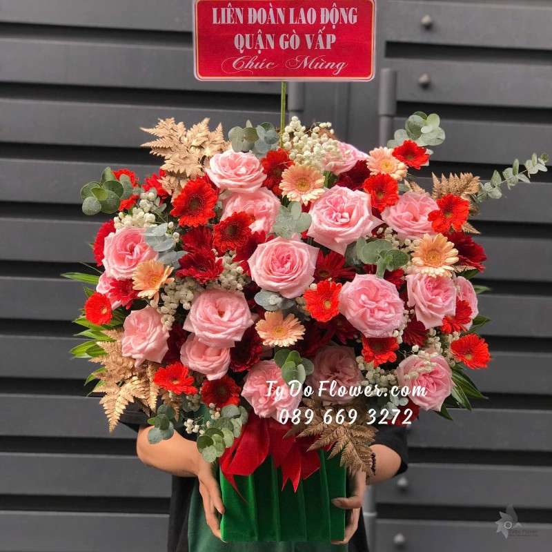 G08241812 GIỎ HOA CHÚC MỪNG thiết kế tông màu đỏ hồng, chủ đạo Hoa Hồng Ohara Pink Roses