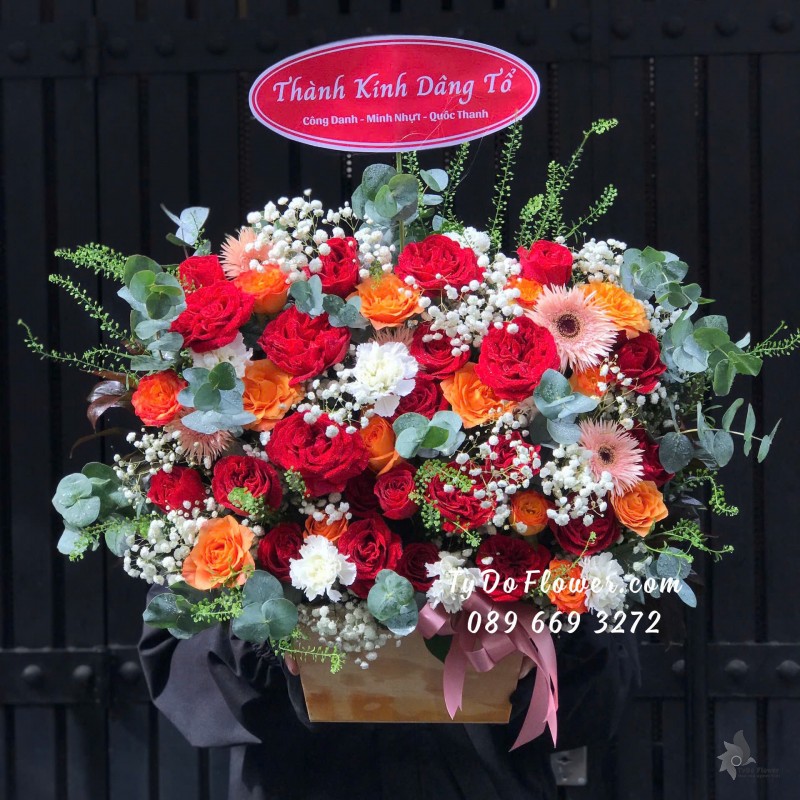 G09241827 GIỎ HOA THÀNH KÍNH DÂNG TỔ thiết kế tông màu đỏ cam, chủ đạo Hoa Hồng Đỏ Red Ohara, Hoa Hồng Cam Spirit