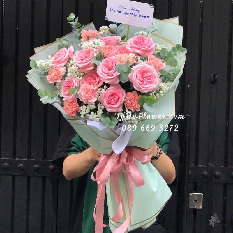 B09241850 BÓ HOA CHÚC MỪNG THÀNH VIÊN MỚI Thiết kế tông màu hồng, chủ đạo Hoa Hồng Pink Ohara, Cẩm Chướng Phăng Hồng