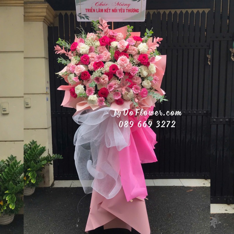 KCM09241881 KỆ HOA CHÚC MỪNG TRIỂN LÃM thiết kế tông màu hồng, chủ đạo Hoa Hồng Pink Ohara, White Ohara