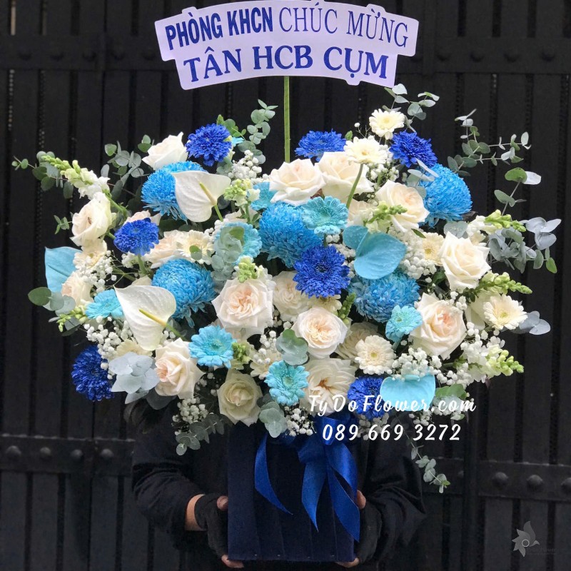 G09241898 GIỎ HOA MỪNG CHÚC MỪNG TÂN TRƯỞNG PHÒNG thiết kế tông màu trắng xanh dương, chủ đạo Hoa Cúc Mẫu Đơn Xanh Dương, Hoa Hồng Trắng White Ohara