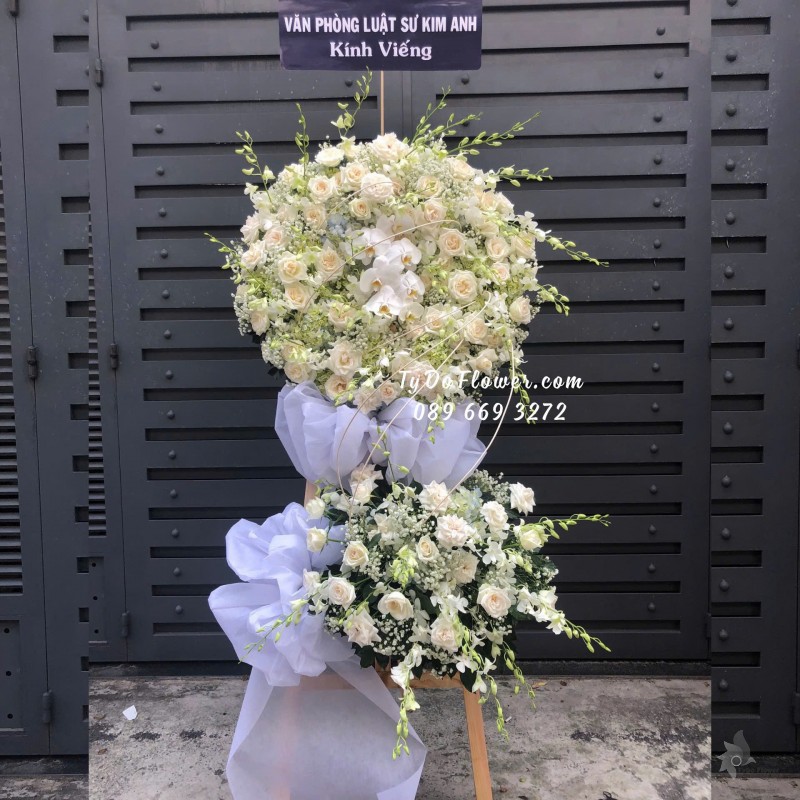 KCB10241946 KỆ HOA TANG LỄ VÒNG HOA CHIA BUỒN Hoa Kính Viếng thiết kế 02 tầng Hoa Hồng Trắng White Ohara Roses, Cẩm Tú Cầu, Hoa Lan Trắng, Hoa Hồ Điệp Trắng