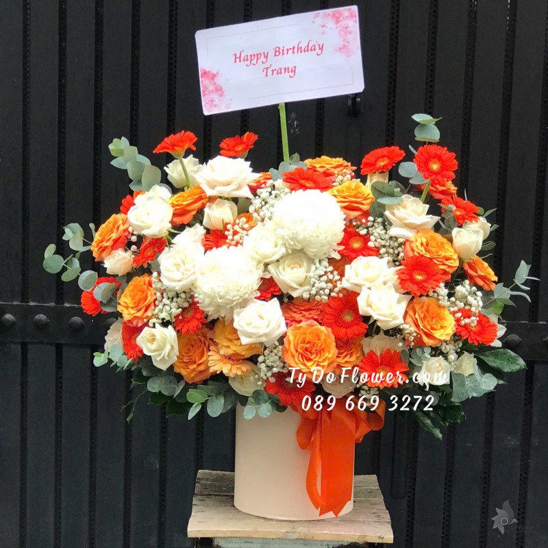 G10241971 GIỎ HOA CHÚC MỪNG SINH NHẬT thiết kế tông màu trắng cam, chủ đạo Hoa Hồng Cam Spirit Rose, Hoa Hồng Trắng, Cúc Mẫu Đơn Trắng