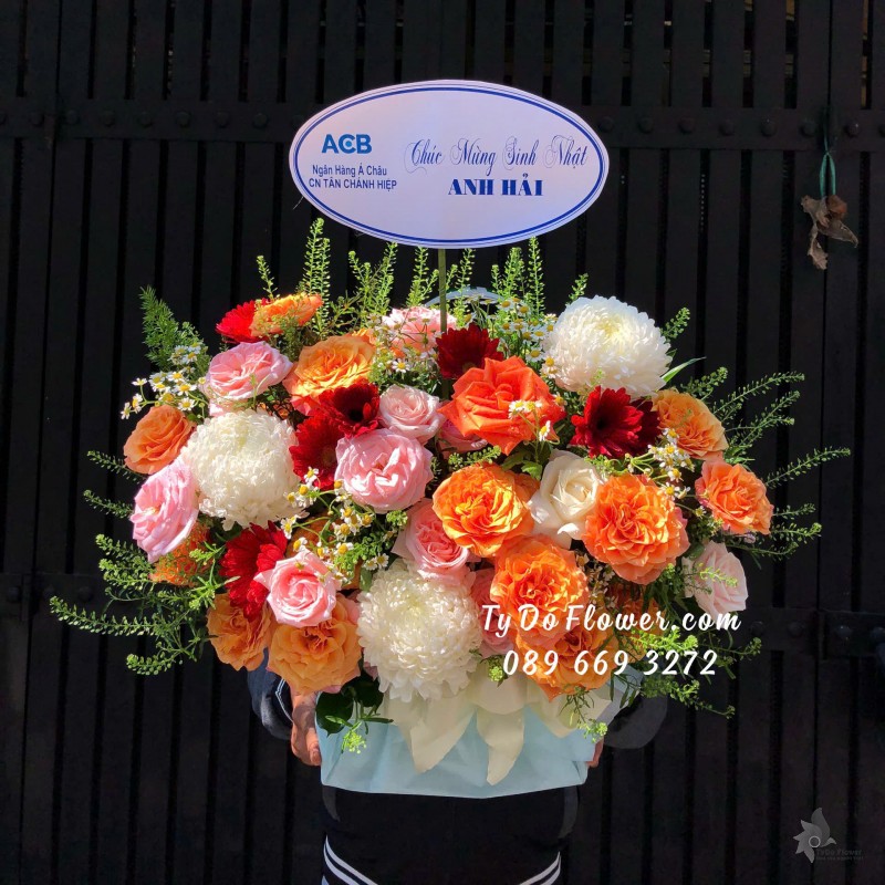 G10241977 GIỎ HOA CHÚC MỪNG SINH NHẬT thiết kế tông màu cam, chủ đạo Hoa Hồng Cam Spirit Rose, Hoa Cúc Mẫu Đơn Trắng