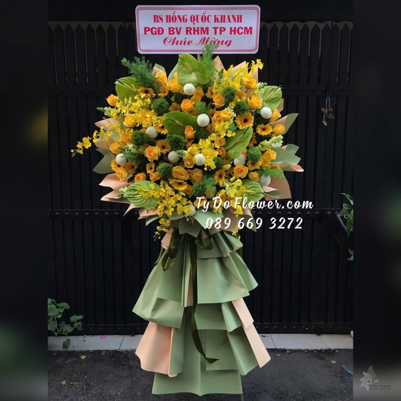 KCM12242185 KỆ HOA CHÚC MỪNG Thiết kế tông màu vàng xanh, chủ đạo Hoa Hồng Vàng Gold, Lan Vũ Nữ, Green Wicky, Pingpong