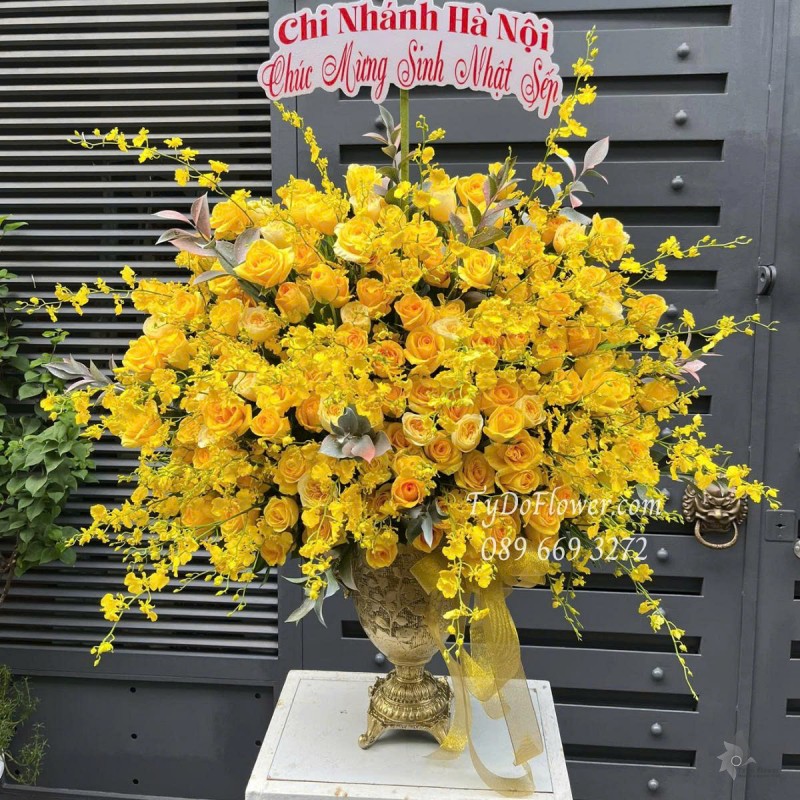 BI0625443 BÌNH HOA CHÚC MỪNG SINH NHẬT SẾP Thiết kế Hoa Hồng Vàng Gold, Hoa Lan Vũ Nữ