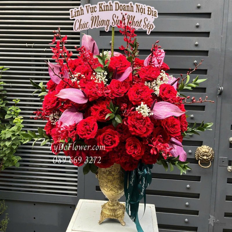 BI0625444 BÌNH HOA CHÚC MỪNG SINH NHẬT SẾP Thiết kế Hoa Hồng Đỏ Ohara Roses, Lá Hồng Môn Tím