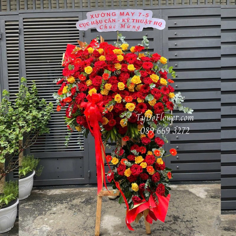 KCM0625449 KỆ HOA CHÚC MỪNG Thiết kế tông màu đỏ vàng, chủ đạo Hoa Hồng Đỏ Ohara Roses, Hoa Hồng Vàng Gold, Đồng Tiền