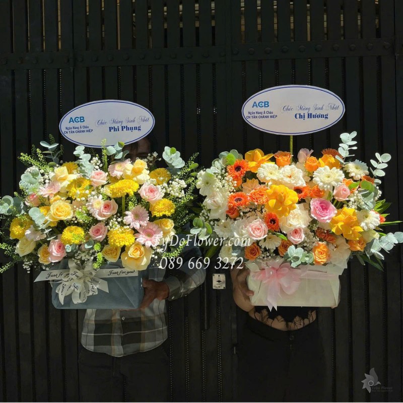 G0625466 MỘT CẶP GIỎ HOA CHÚC MỪNG SINH NHẬT Thiết kế hoa mix ngẫu nhiên theo gam màu vàng cam hồng trắng