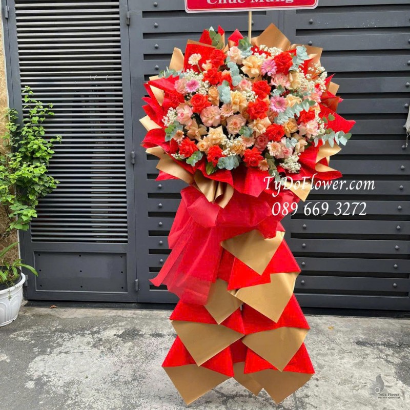 KCM0725506 KỆ HOA CHÚC MỪNG Thiết kế hoa hồng mix màu ngẫu nhiên