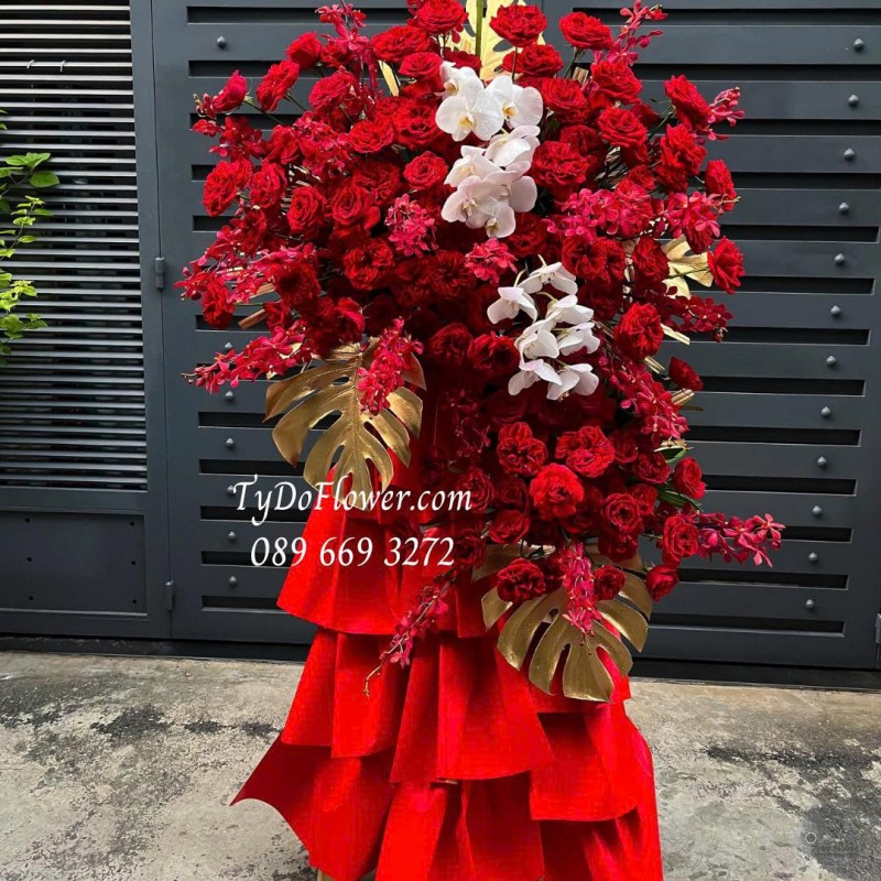 KCM0725507 KỆ HOA CHÚC MỪNG Thiết kế Hoa hồng đỏ Ohara, Lan Mokara, Lan Hồ Điệp