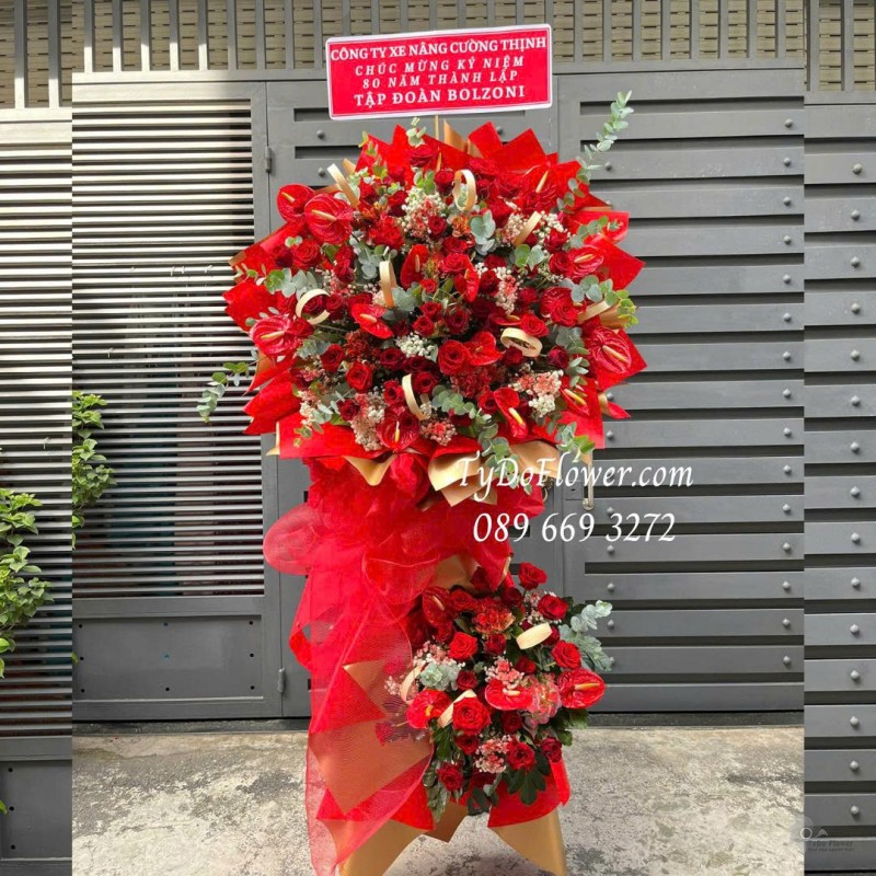 KCM0725508 KỆ HOA CHÚC MỪNG Thiết kế gam màu đỏ, chủ đạo hoa hồng đỏ, hồng môn, cẩm tú cầu