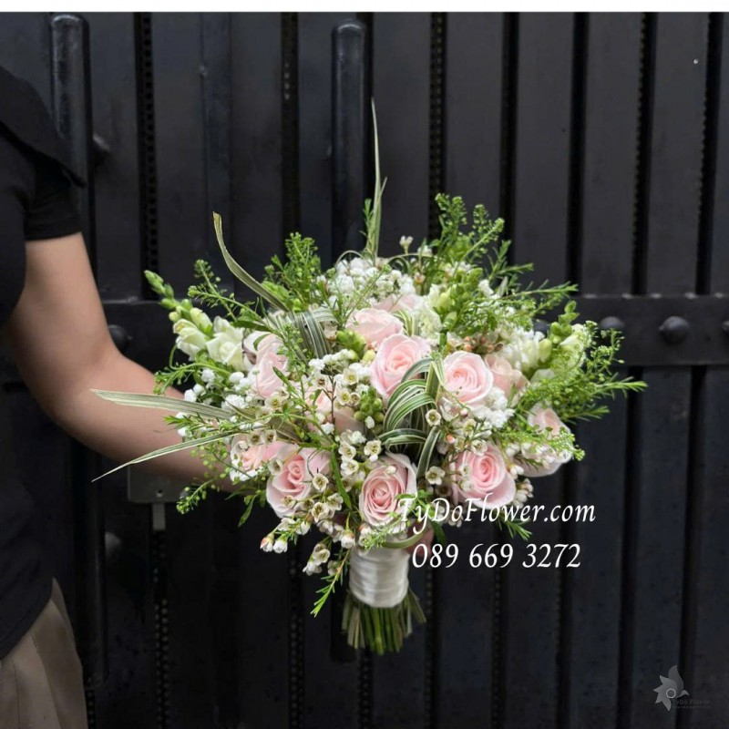 B0725545 BÓ HOA CÔ DÂU Thiết kế hoa hồng kem
