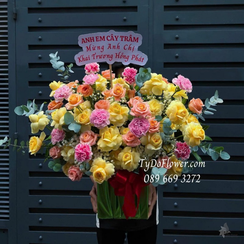 G0825572 GIỎ HOA CHÚC MỪNG KHAI TRƯƠNG HỒNG PHÁT Thiết kế gam màu vàng hồng cam, hoa hồng vàng gold, cam shimmer, cẩm chướng