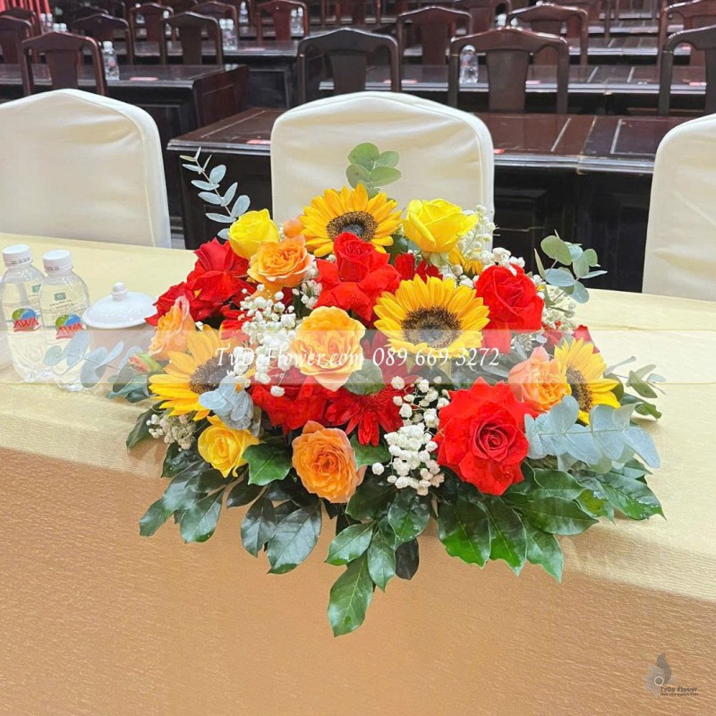 L0825636 ĐẶT TỪ 02 LẴNG HOA ĐỂ BÀN ĐẠI BIỂU