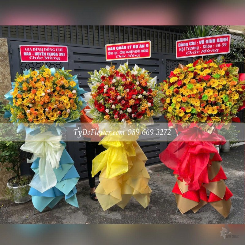 KCM0825640 ĐẶT TỪ 03 KỆ HOA CHÚC MỪNG Thiết kế tông màu đỏ vàng trên nền giấy mỹ thuật cao cấp