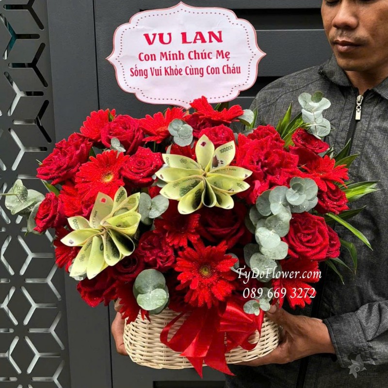G0925671 GIỎ HOA TẶNG MẸ Thiết kế hoa hồng đỏ Red Ohara, đồng tiền đỏ