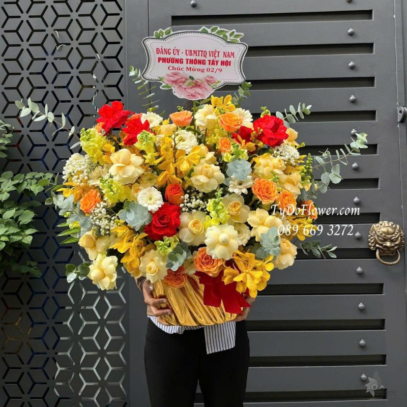 G0925691 GIỎ HOA CHÚC MỪNG Thiết kế hoa hồng vàng Victor, cam Spirit, đỏ Ecuador, lan Mokara vàng, mõm sói, đồng tiền