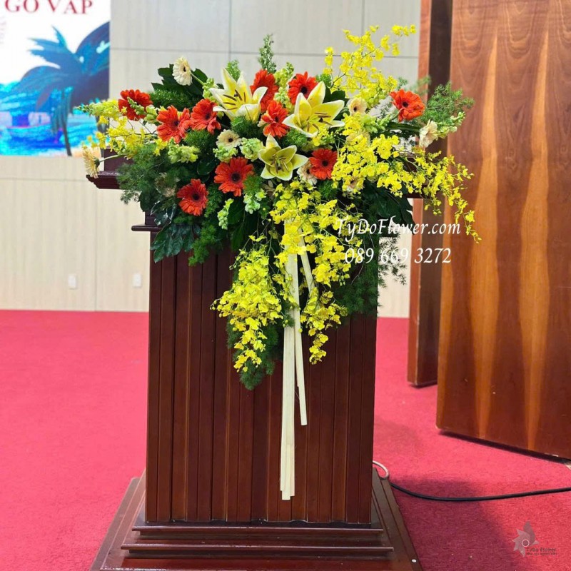 L1025789 HOA TRANG TRÍ BỤC PHÁT BIỂU Thiết kế Hoa Đồng Tiền, Ly, Lan Vũ Nữ, Mõm Sói