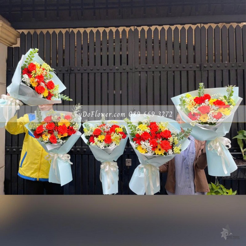 B1025792 ĐẶT TỪ 05 BÓ HOA TẶNG ĐẠI BIỂU Thiết kế Hoa Hồng Đỏ, Đồng Tiền Vàng