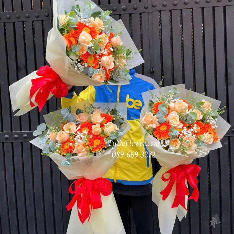 B1025796 ĐẶT TỪ 03 BÓ HOA CHÚC MỪNG Thiết kế hoa hồng cam, đồng tiền cam
