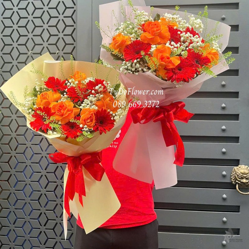 B1025797 ĐẶT TỪ 02 BÓ HOA CHÚC MỪNG Thiết kế hoa hồng cam, đồng tiền đỏ