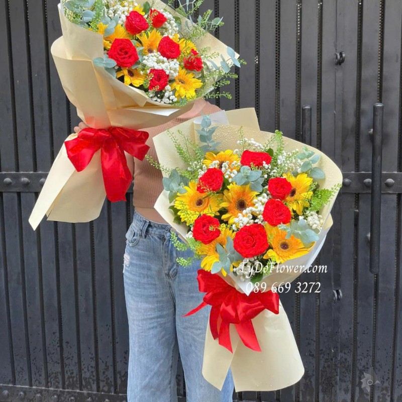 B1025801 ĐẶT TỪ 02 BÓ HOA CHÚC MỪNG Thiết kế hoa hồng đỏ, đồng tiền vàng