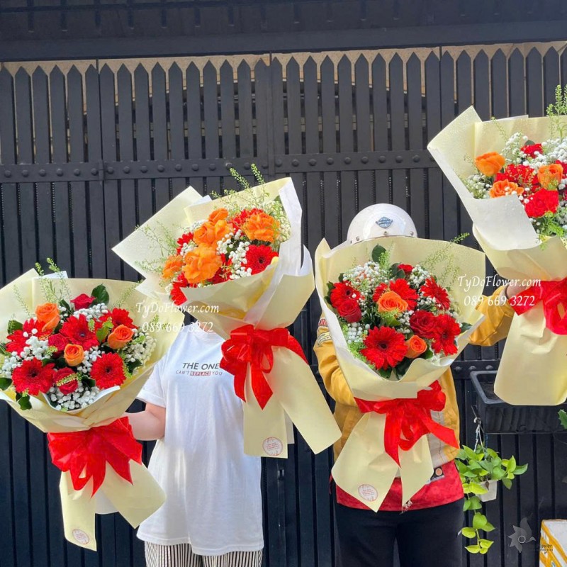 B1025802 ĐẶT TỪ 04 BÓ HOA CHÚC MỪNG Thiết kế hoa hồng cam, đồng tiền đỏ