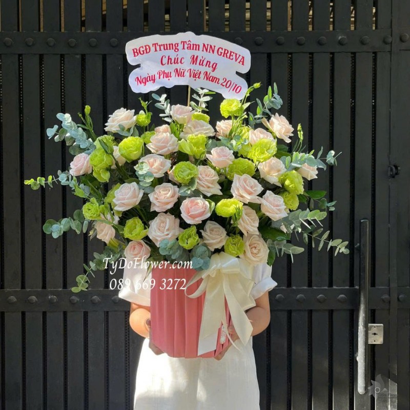 G1025813 GIỎ HOA CHÚC MỪNG Thiết kế hoa hồng kem, cát tường xanh