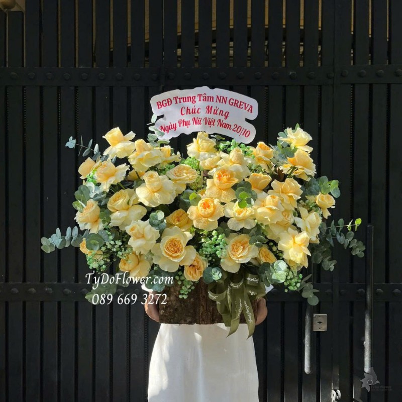 G1025820 GIỎ HOA CHÚC MỪNG Thiết kế hoa hồng vàng Victor