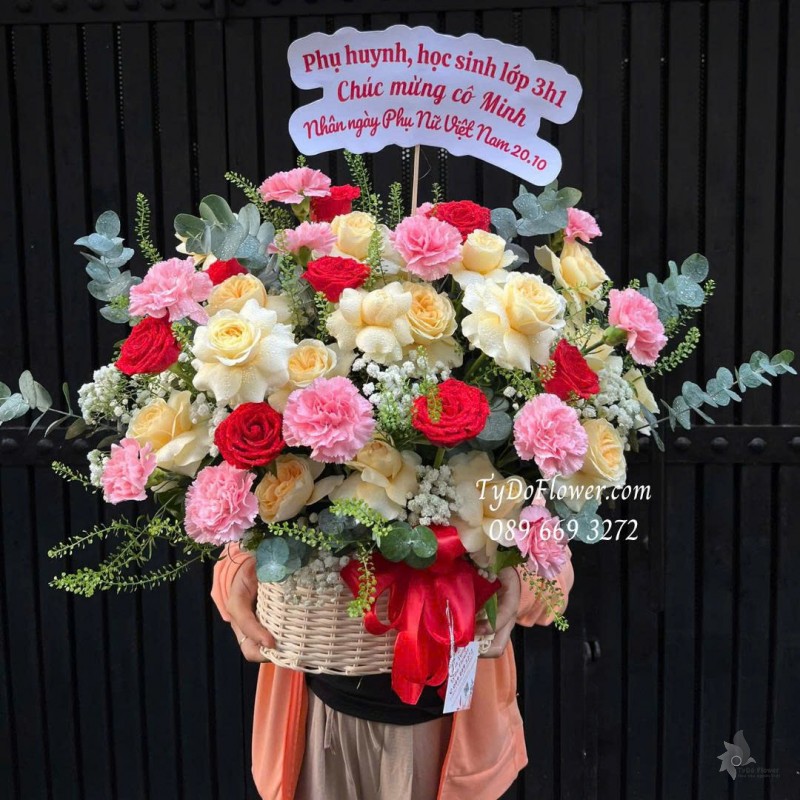 G1025825 GIỎ HOA CHÚC MỪNG Thiết kế hoa hồng vàng Victor, đỏ Ecuador, phăng hồng
