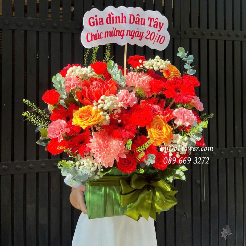 G1025837 GIỎ HOA CHÚC MỪNG Thiết kế hoa hồng đỏ, cúc nhuộm màu, đồng tiền đỏ, phăng hồng