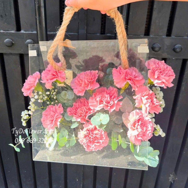 G1025839 GIỎ HOA CHÚC MỪNG Thiết kế hoa phăng hồng trong giỏ xách Mica cao cấp