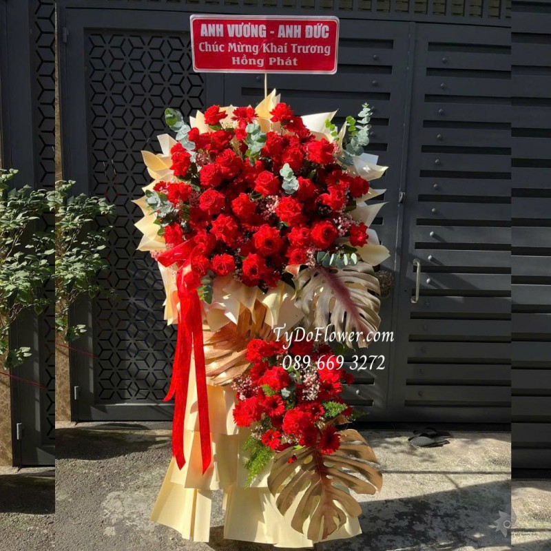 KCM1025842 KỆ HOA CHÚC MỪNG KHAI TRƯƠNG HỒNG PHÁT Thiết kế hoa hồng đỏ Ecuador, lá trầu bà nam mỹ, trên nền giấy mỹ thuật cao cấp