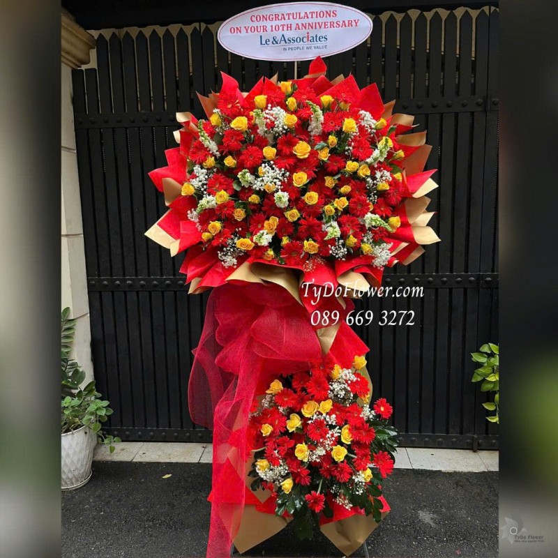 KCM1025848 KỆ HOA CHÚC MỪNG Thiết kế hoa hồng vàng Hellen, đồng tiền đỏ trên nền giấy mỹ thuật cao cấp