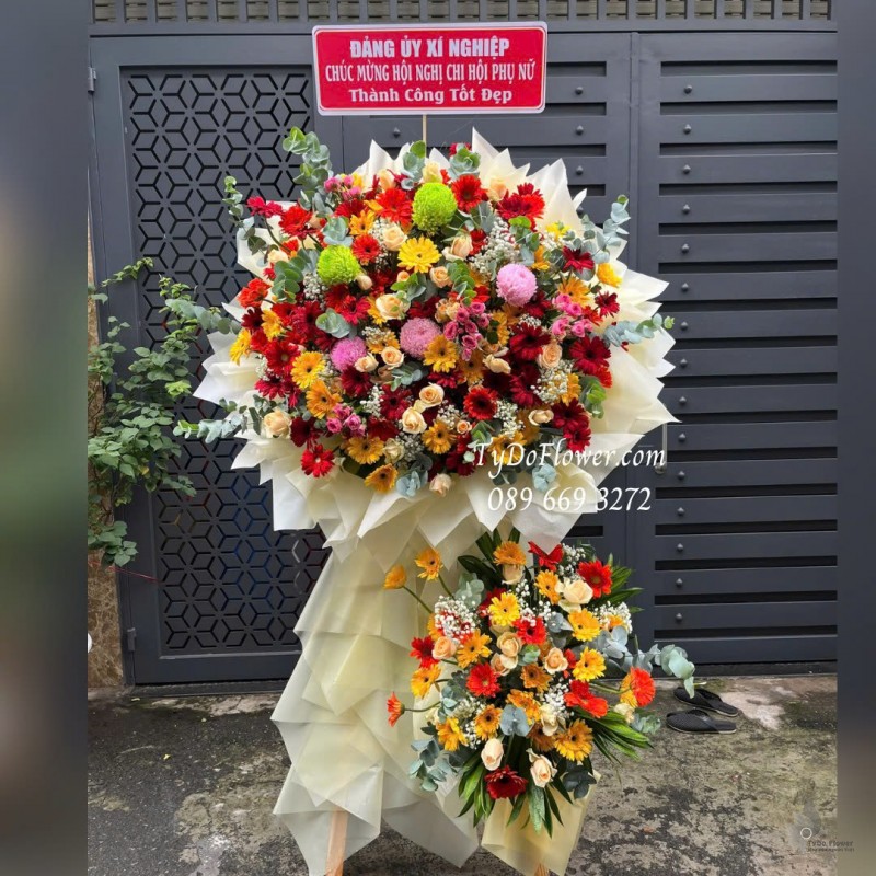 KCM1025854 KỆ HOA CHÚC MỪNG HỘI NGHỊ Thiết kế hoa đa sắc, loại hoa phối ngẫu nhiên trên nền giấy mỹ thuật cao cấp