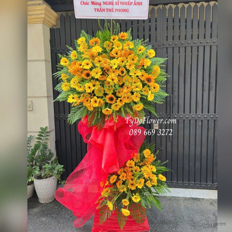 KCM1025860 KỆ HOA CHÚC MỪNG Thiết kế hoa hướng dương, đồng tiền, lan mokara