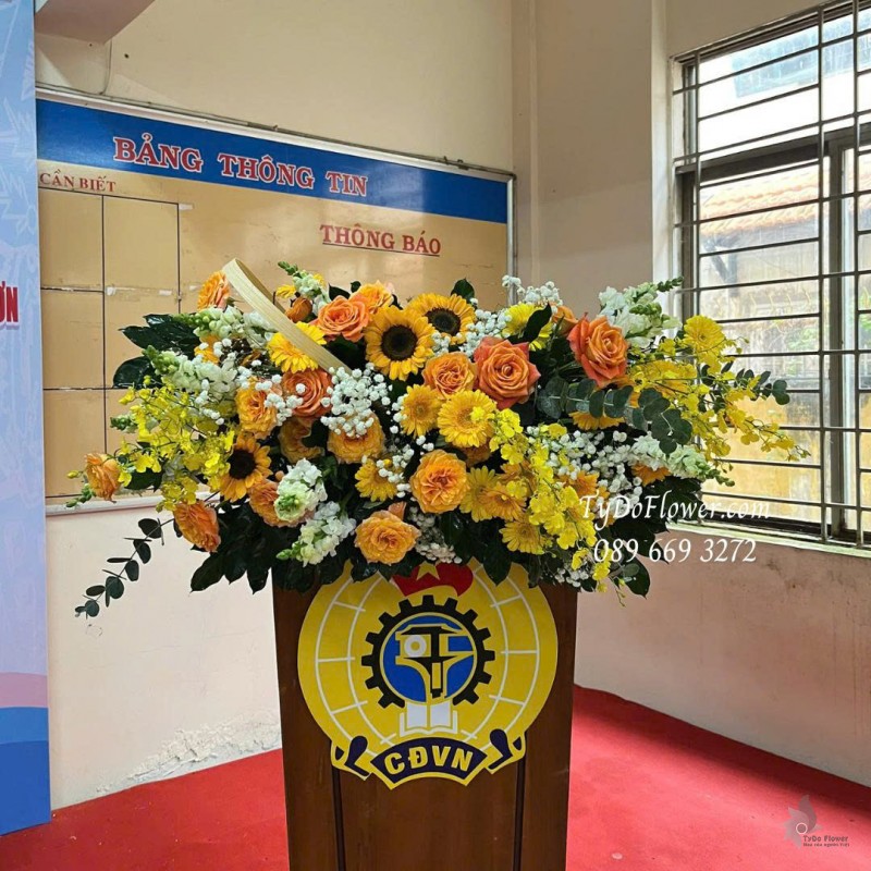 L1025865 HOA TRANG TRÍ BỤC PHÁT BIỂU Thiết kế Hoa hồng cam Spirit, hướng dương, đồng tiền, lan vũ nữ