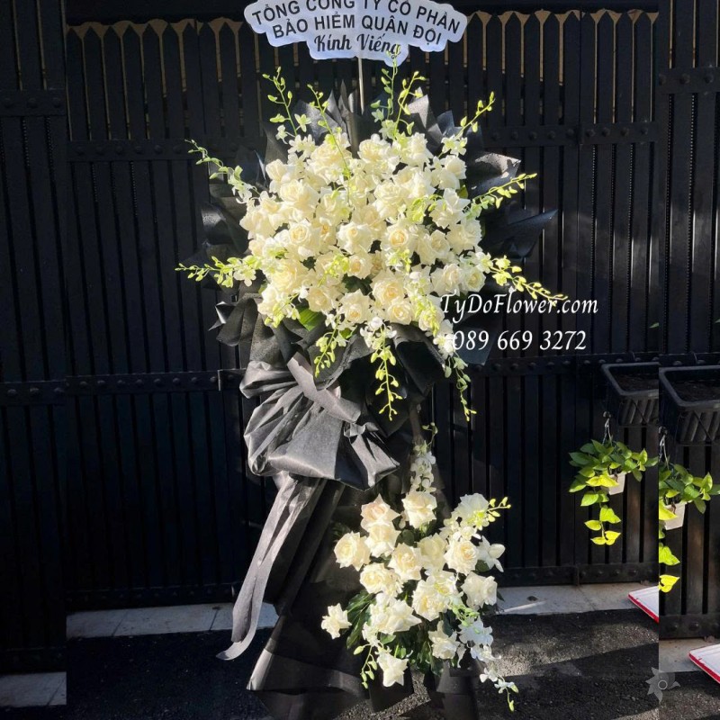 KCB1025877 KỆ HOA TANG LỄ VÒNG HOA CHIA BUỒN Kính Viếng Thiết kế hoa hồng trắng, lan trắng