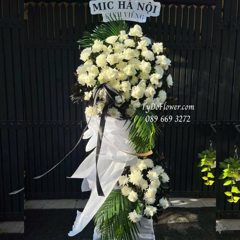 KCB1025878 KỆ HOA TANG LỄ VÒNG HOA CHIA BUỒN Kính Viếng Thiết kế hoa hồng trắng, cúc trắng