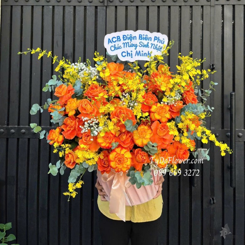 G1125879 GIỎ HOA CHÚC MỪNG SINH NHẬT Thiết kế hoa hồng cam lửa, lan vũ nữ
