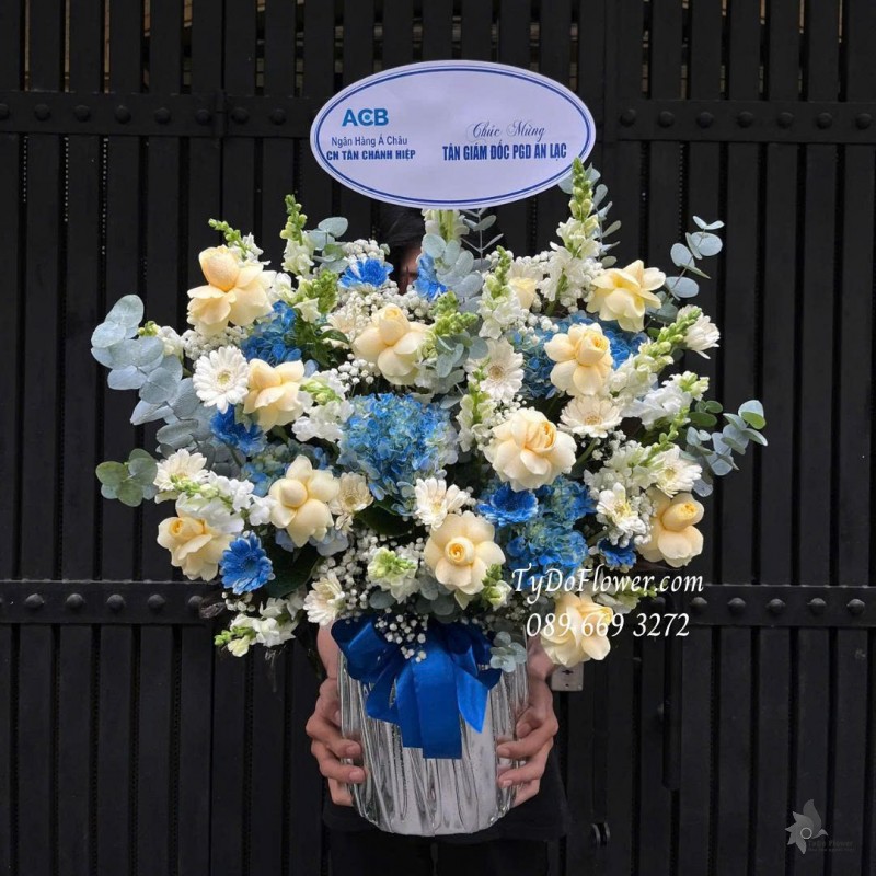 G1125883 GIỎ HOA CHÚC MỪNG TÂN GIÁM ĐỐC Thiết kế hoa hồng vàng Victor phối hoa nhuộm màu xanh dương