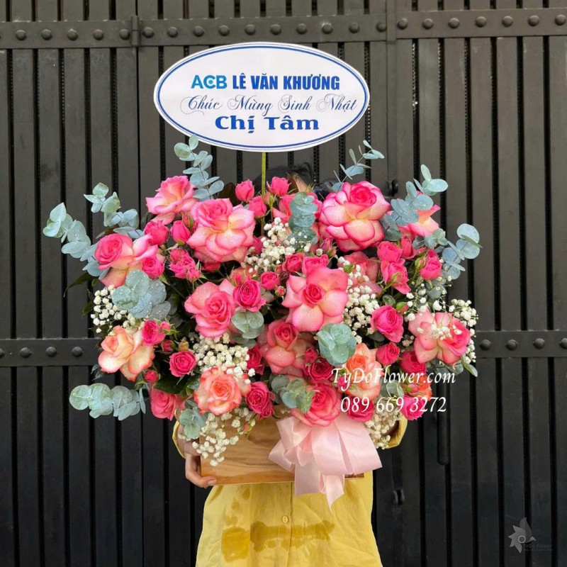 G1125890 GIỎ HOA CHÚC MỪNG SINH NHẬT Thiết kế hoa hồng song hỷ gấp cánh nghệ thuật