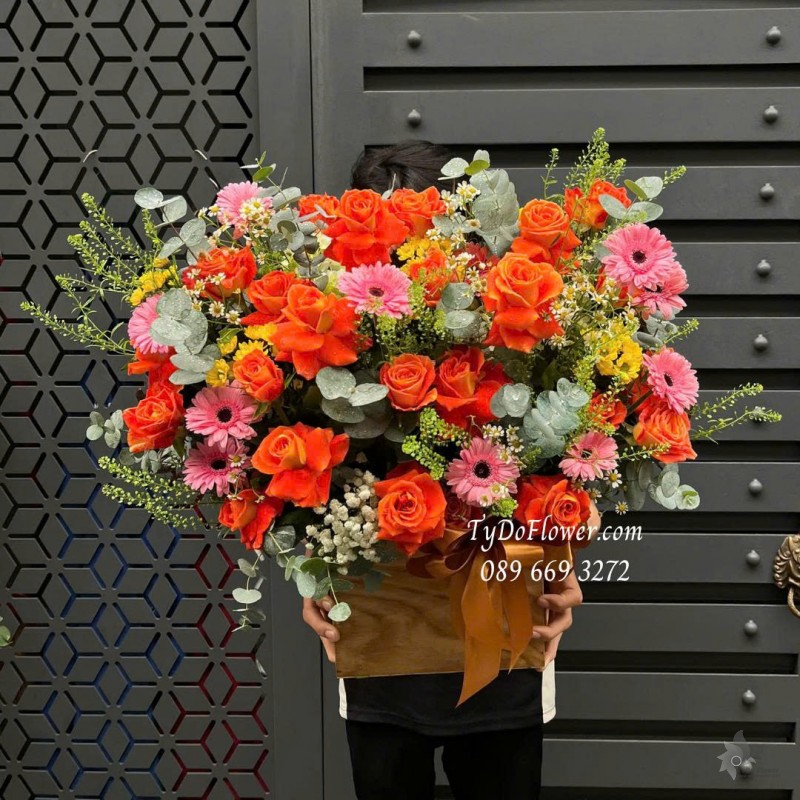 G1125891 GIỎ HOA CHÚC MỪNG Thiết kế hoa hồng Cam Quốc Vương