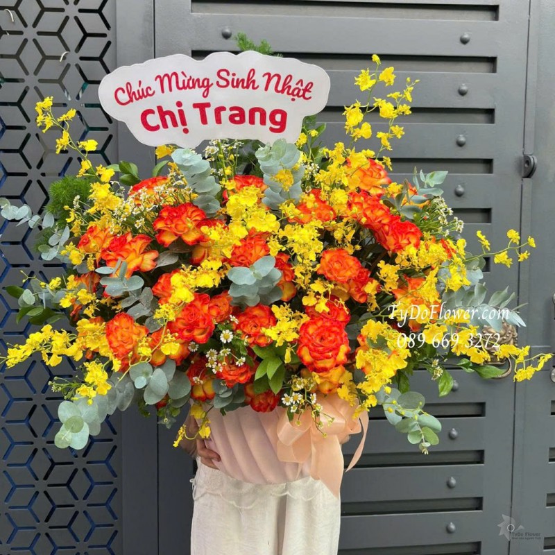 G1125895 GIỎ HOA CHÚC MỪNG SINH NHẬT Thiết kế hoa hồng cam lửa, hoa lan vũ nữ